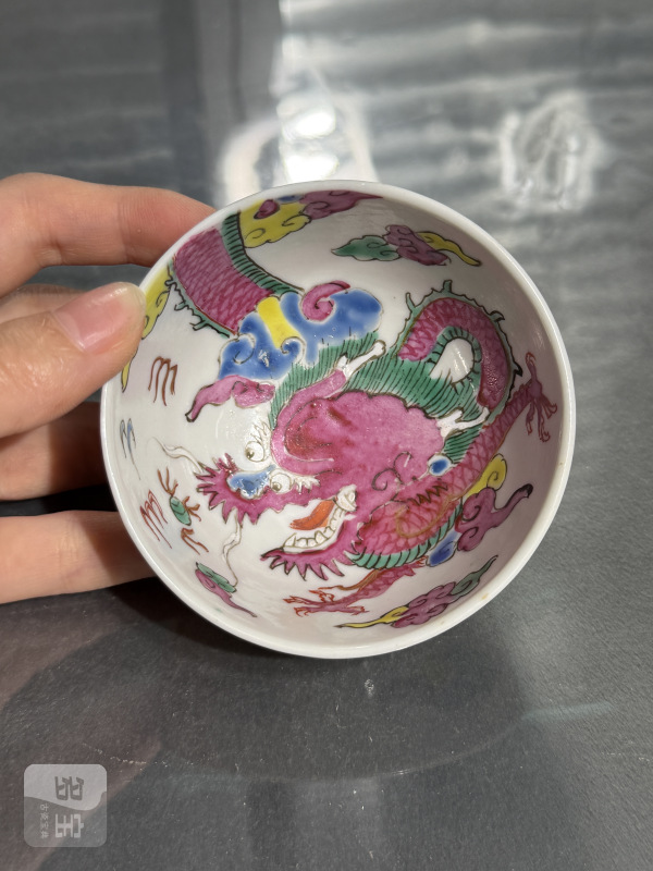 清雍正粉彩过墙龙纹小杯 - 图2